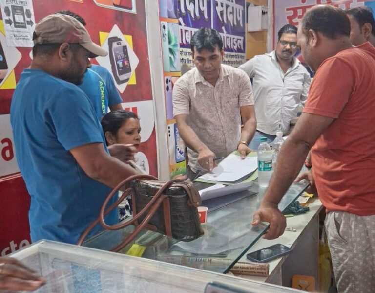 जीएसटी की दबिश से मोबाइल बाजार में हड़कंप