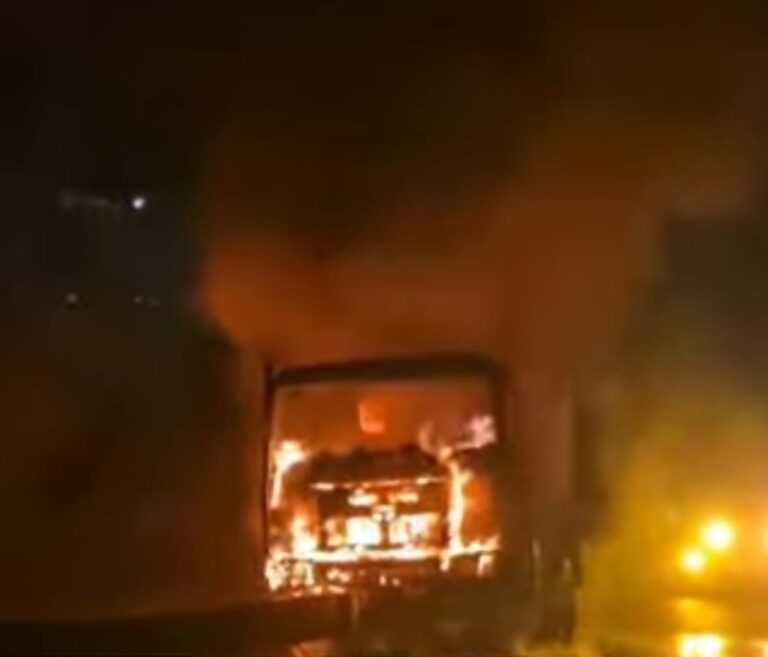 ट्रक में अचानक आग लग गई और देखते ही देखते वह धू-धू कर जलने लगा