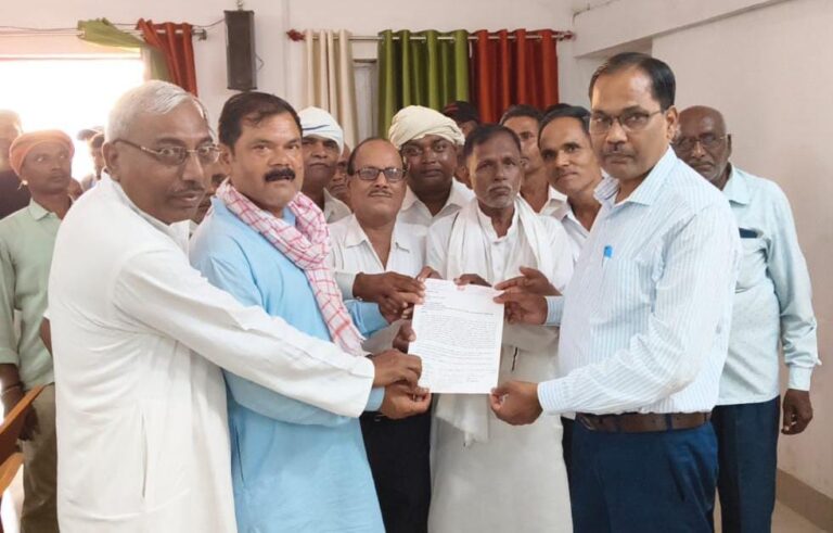 जननायक हरिकेवल प्रसाद कुशवाहा की पुण्यतिथि पर ज्ञापन सौंपा