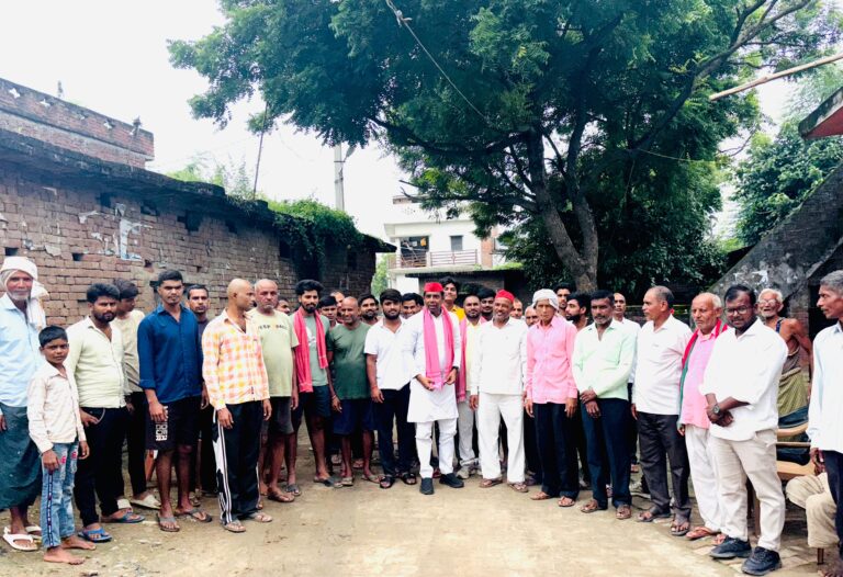 बरहज-सोनूघाट मार्ग निर्माण को लेकर जरार रमन में चौथे दिन हुआ प्रदर्शन