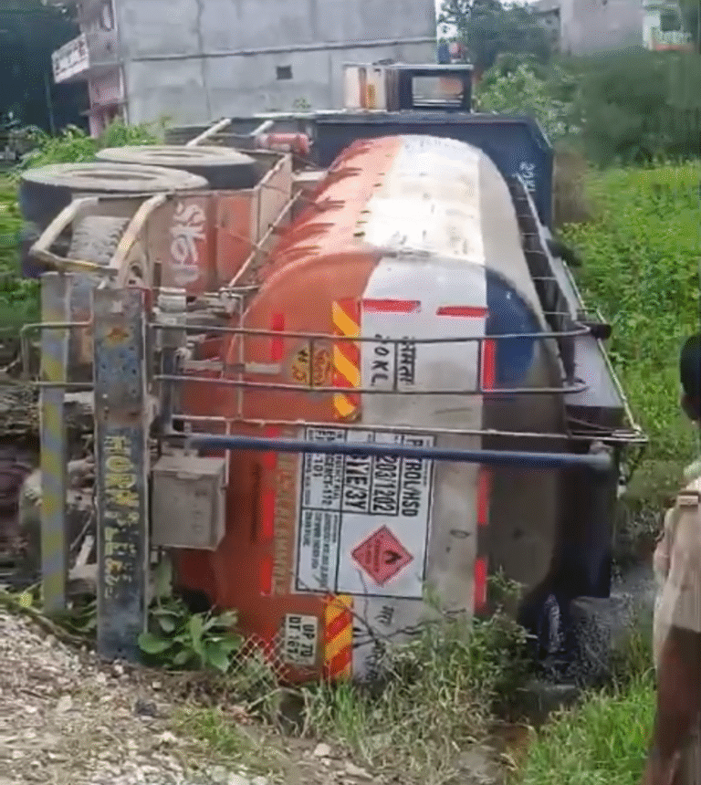 पेट्रोल से भरा टैंकर पलटा बड़ा हादसा टला :अग्निशमन एवं स्थानीय पुलिस के लोग मौके पर मौजूद