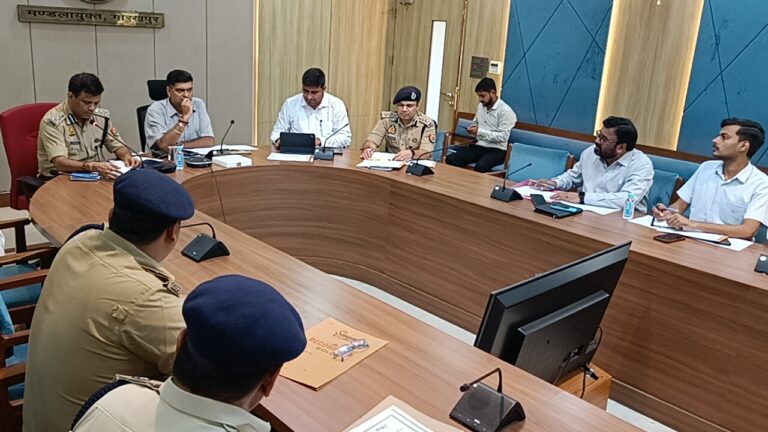 महिला सुरक्षा व कानून-व्यवस्था को लेकर मंडलायुक्त की उच्च स्तरीय बैठक