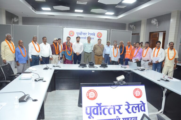 वाराणसी मंडल में रेलकर्मियों का सेवानिवृत्ति समारोह
