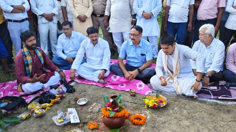 पुरानी राप्ती नदी के जीर्णोद्धार का विधायक ने किया शुभारंभ