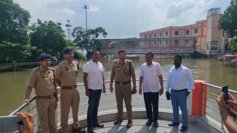 जिलाधिकारी एवं पुलिस अधीक्षक ने बढ़ते जलस्तर का किया निरीक्षण