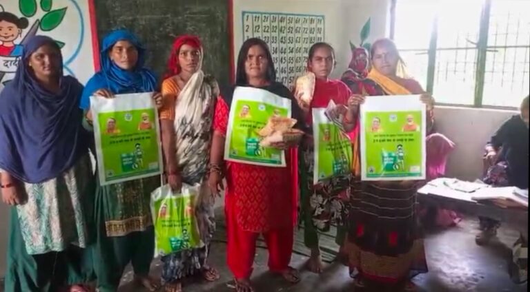 आंगनबाड़ी केन्द्र में पोषाहार वितरण को लेकर ग्रामीणों ने किया प्रदर्शन