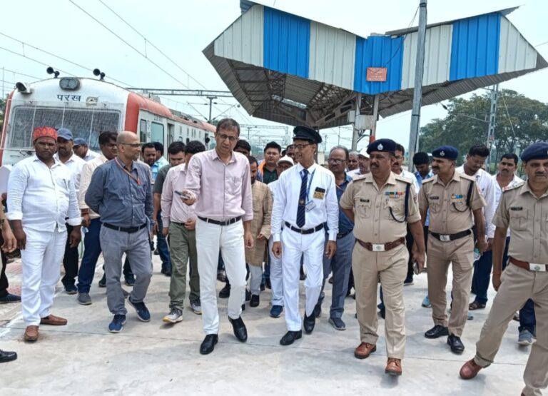 वाराणसी मंडल रेल प्रबंधक काबनारस- आजमगढ़ रेलखंड पर व्यापक निरीक्षण