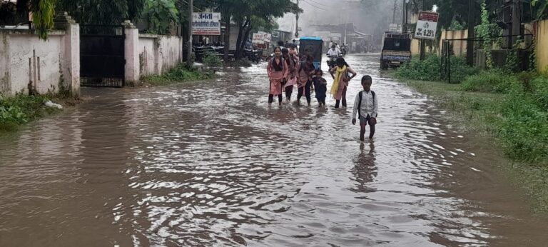 सादुल्लानगर सामुदायिक स्वास्थ्य केंद्र के बाहर जलभराव, मरीजों और राहगीरों को हो रही परेशानी