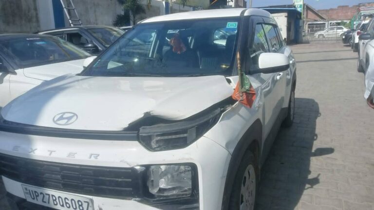 कलेक्ट्रेट में मचा हड़कंप, एसडीएम की कार ने मारी मंत्री प्रतिनिधि की गाड़ी को टक्कर