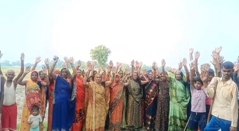 40 वर्षों से सड़क व नाली से वंचित ग्रामीणों ने किया प्रदर्शन, बोले- “सड़क नहीं तो वोट नहीं”