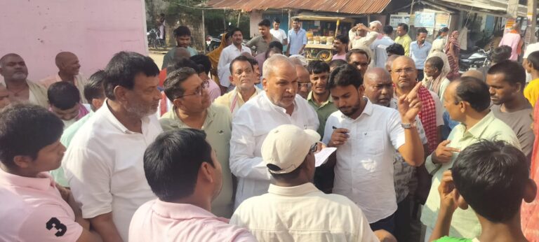 पीड़ित गरीबों के टूटे घर देखकर भावुक हो उठे पूर्व मंत्री ब्रह्मा शंकर त्रिपाठी