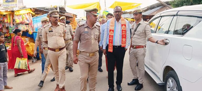 शारदीय नवरात्रि के दृष्टिगत डीएम ने लेहड़ा देवी मंदिर का किया निरीक्षण
