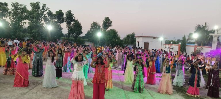 पकहां में डांडिया नृत्य कर बच्चो ने सबका मन मोहा