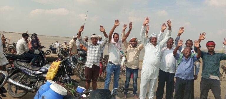 नाव न चलाने को लेकर ग्रामीणों ने किया प्रदर्शन