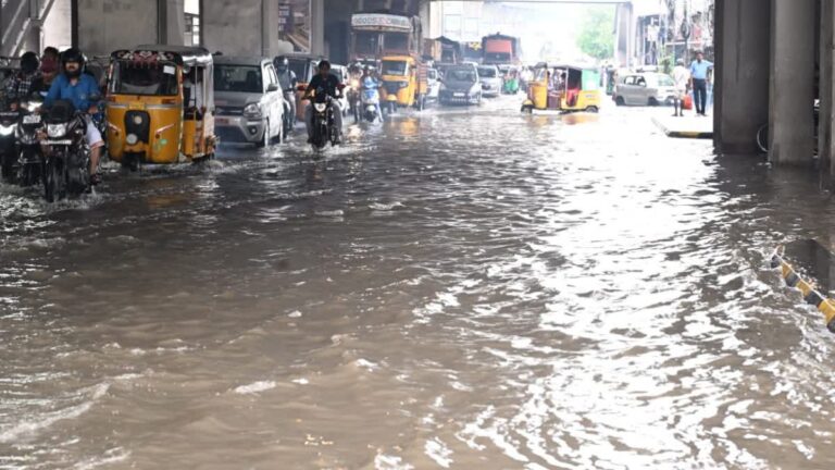 हैदराबाद में मूसलाधार बारिश से शहर जलमग्न, यातायात ठप