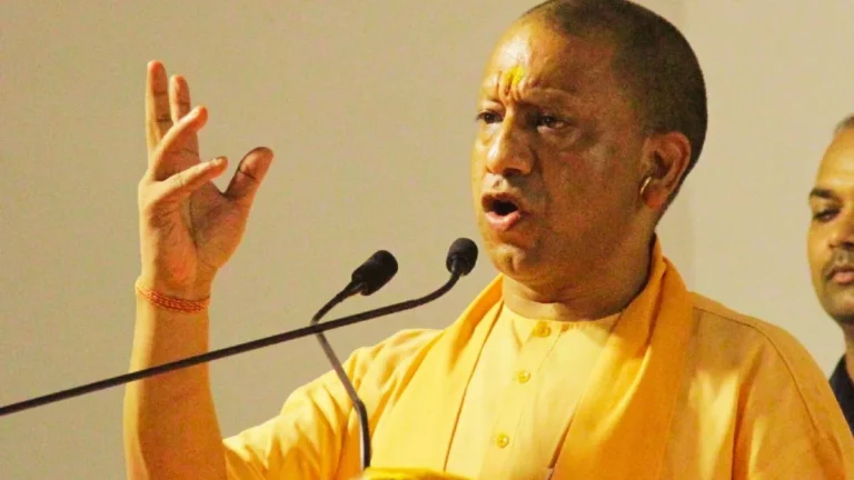 गोरखपुर दौरे पर सीएम योगी आदित्यनाथ, परियोजनाओं का निरीक्षण कर अफसरों को दिए सख्त निर्देश