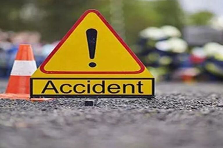 ट्रक-ऑटो की आमने-सामने टक्कर में 4 की मौत, 1 घायल