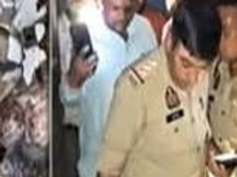 मेरठ: परतापुर में अवैध पटाखा फैक्टरी का भंडाफोड़, मालिक और भांजा गिरफ्तार