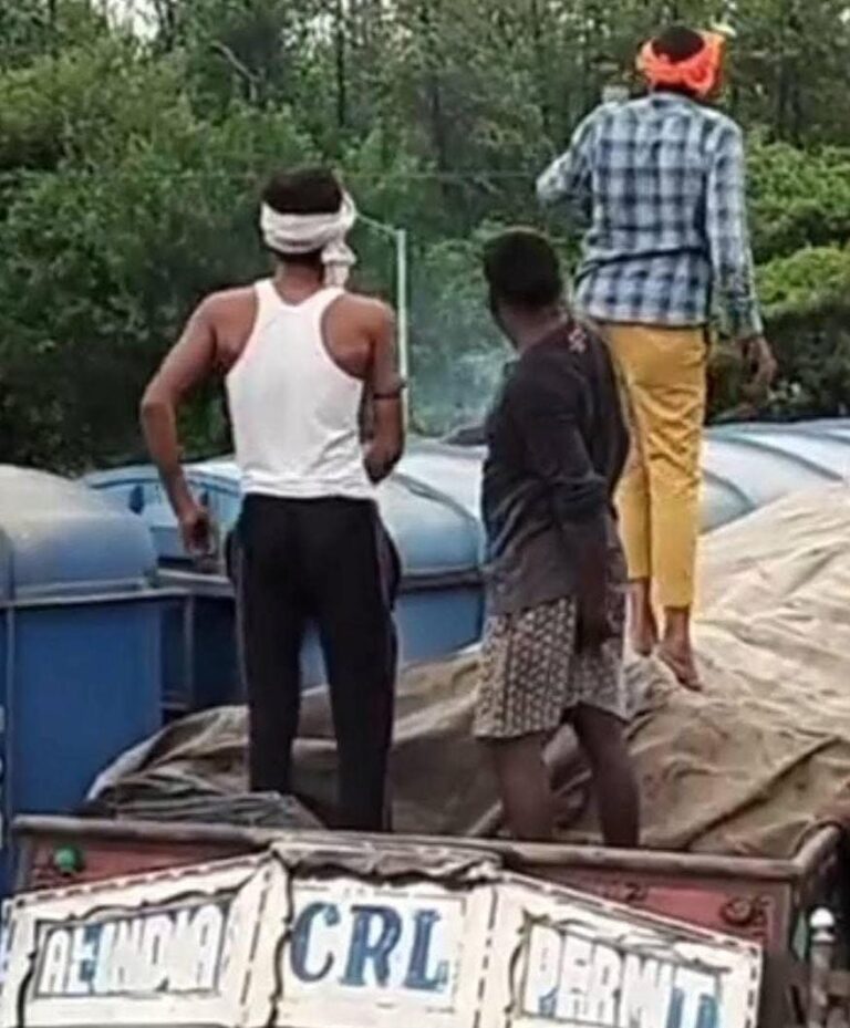 हाईटेंशन लाइन से झुलसा मजदूर शरीर से निकला धुआं