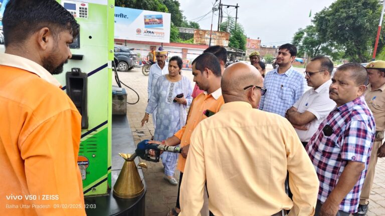 एसडीएम ने सीमा क्षेत्र के पैट्रोल पम्प का किया औचक निरीक्षण