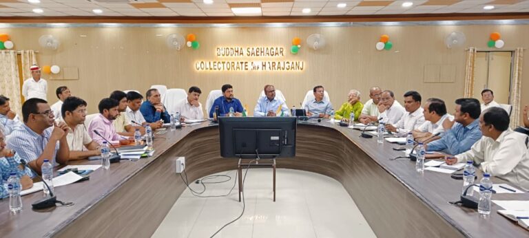महराजगंज महोत्सव के संदर्भ में डीएम ने किया अधिकारियों संग बैठक
