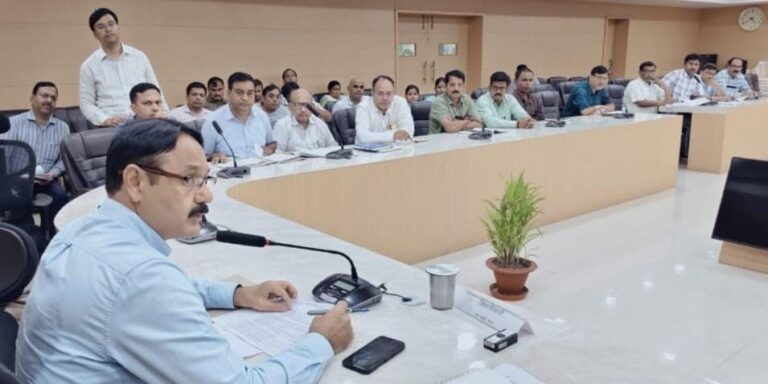 डीएम ने की गो-आश्रय स्थलों की समीक्षा