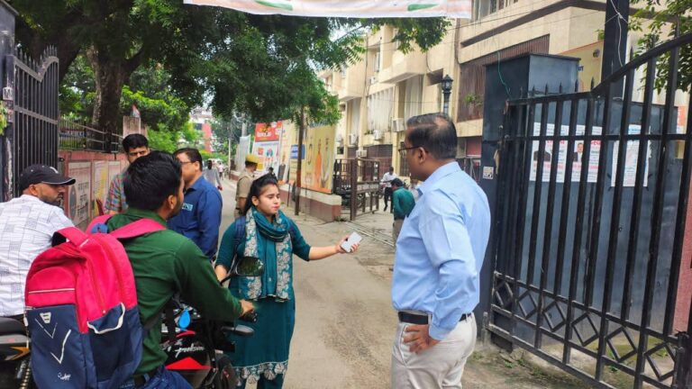 डीएम ने किया विकास भवन का औचक निरीक्षण