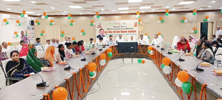 विश्वकर्मा दिवस पर लाभार्थियों को टूल किट तथा चेक वितरित
