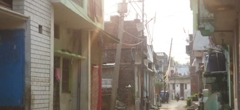 अघोषित बिजली कटौती जर्जर तारों व गल चुके खम्बो से जनता को निजात कब