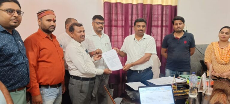 एनआरएलएम कर्मचारियों ने उपायुक्त को सौंपा 10 सूत्रीय मांग पत्र