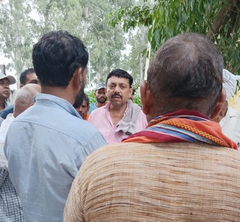स्कूल जाते समय कंबाइन की चपेट में आए भाई-बहन की दर्दनाक मौत से गांव में मातम