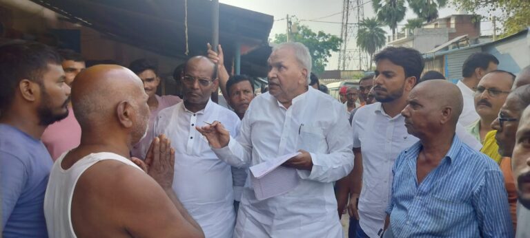 पीड़ित गरीबों के टूटे घर देखकर भावुक हो उठे पूर्व मंत्री ब्रह्मा शंकर त्रिपाठी