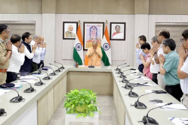 योगी सरकार का बड़ा तोहफा: आंगनवाड़ी कार्यकर्ताओं को स्मार्टफोन
