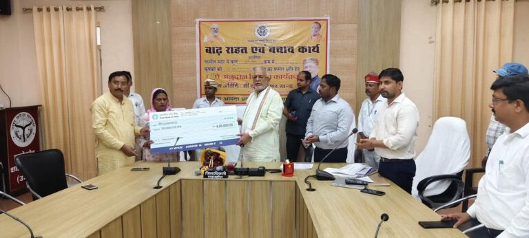 बाढ़ प्रभावित किसानों को मिली राहत, 34 लाख की मदद राशि वितरित