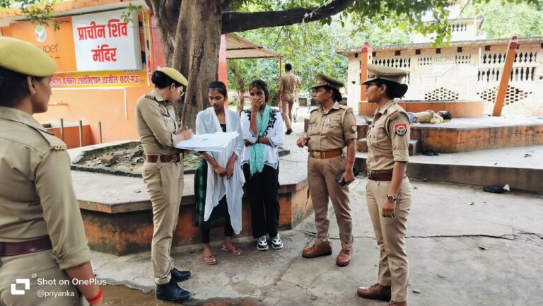 मऊ: कोपागंज में एंटी रोमियो टीम ने महिलाओं को किया जागरूक, दिए अहम हेल्पलाइन नंबर