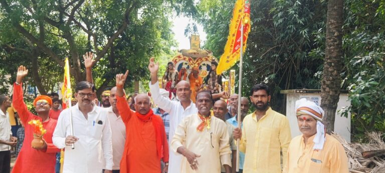 गाजे बाजे, दिव्य झांकी के साथ निकली भागवत महायज्ञ के लिए कलश यात्रा
