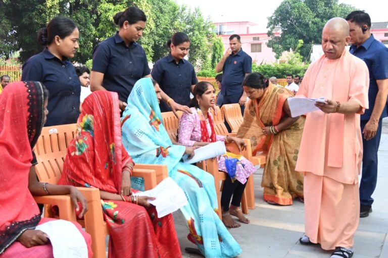 सीएम योगी ने जनता दरबार मे फरियादियों की सुनी समस्याएं