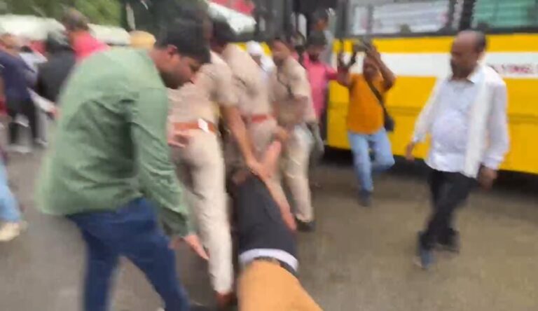 कांग्रेस का पटना में जोरदार प्रदर्शन: वोट चोरी और अडाणी को भूमि आवंटन का विरोध