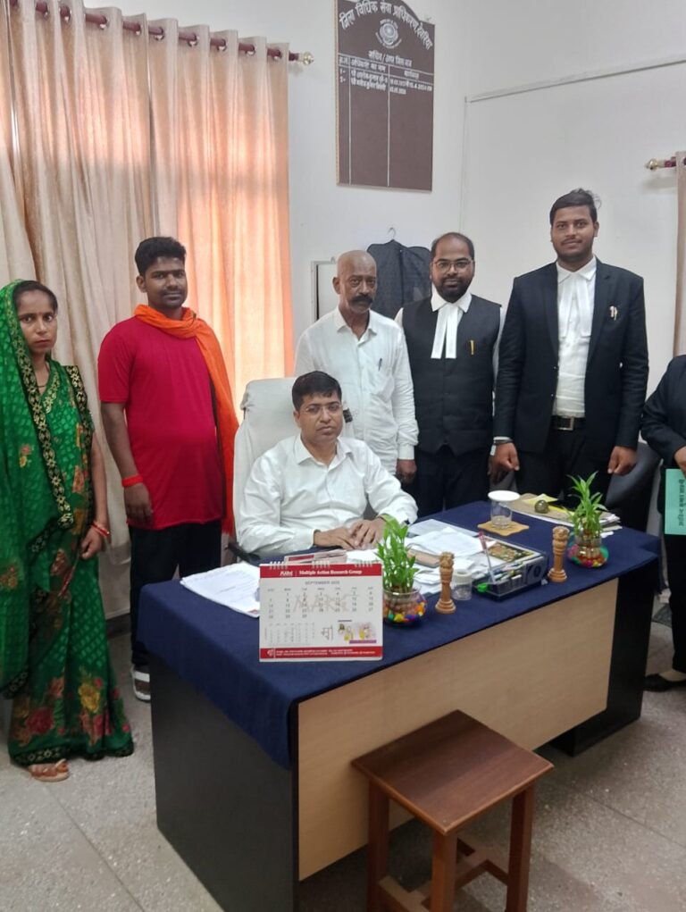 देवरिया में पारिवारिक विवाद का समाधान: सचिव की मध्यस्थता से पति-पत्नी ने किया मेल-मिलाप