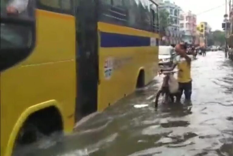 मूसलाधार बारिश से जनजीवन अस्त-व्यस्त, मेट्रो सेवाएं बाधित
