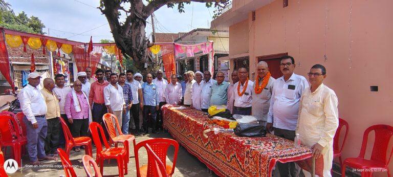 विदाई समारोह आयोजित कर सेवानिवृत्ति पर नलकूप चालक की विदाई