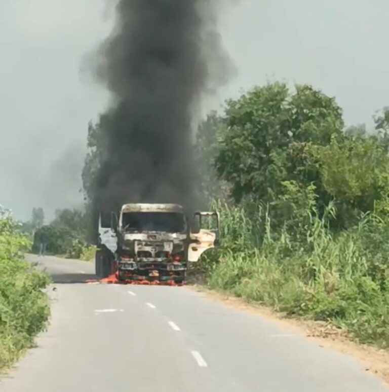 ट्रेलर ट्रक में लगी आग, मालिक झुलसा, चालक और खलासी कूदकर बचाए अपनी जान