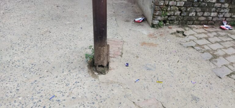 दुर्घटना को दावत दे रही जर्जर विद्युत पोल