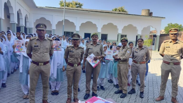 छात्राओं और महिलाओं को मिली सुरक्षा संबंधी जानकारी
