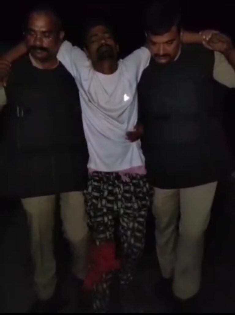 पुलिस और चोरों में हुई मुठभेड़ पुलिस की जवाबी कार्यवाही में एक के पैर में लगी गोली व दो हुए गिरफ्तार
