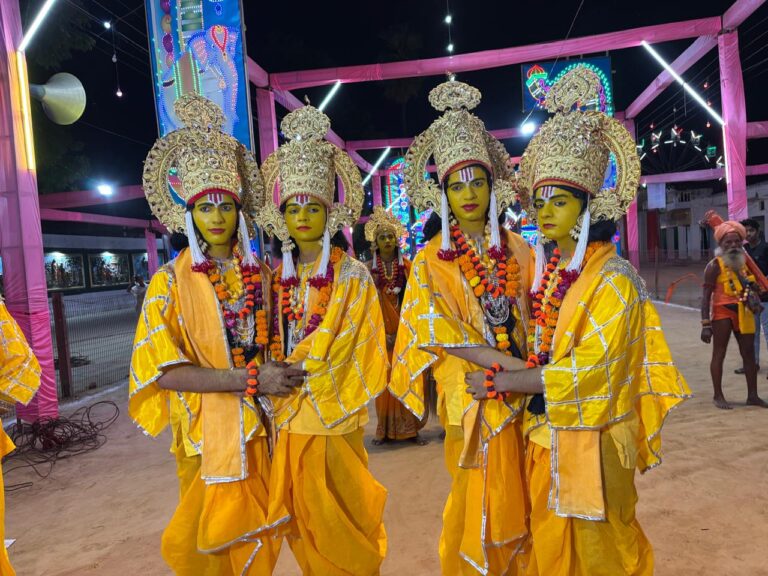 रामलीला में भावुक कर देने वाला ‘राम–भरत मिलन’, खड़ाऊ सौंपने के दृश्य ने भिगो दिए दर्शकों की आँखे
