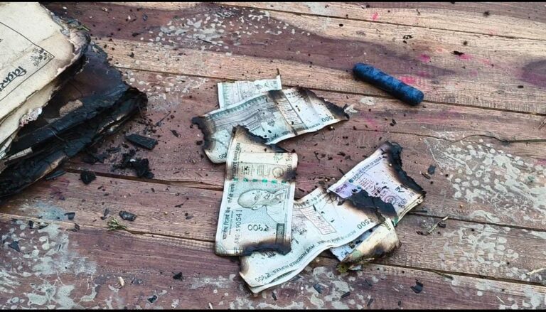 कोटेदार के घर में लगी आग, कोट के खाद्यान्न सहित लाखों का सामान खाक