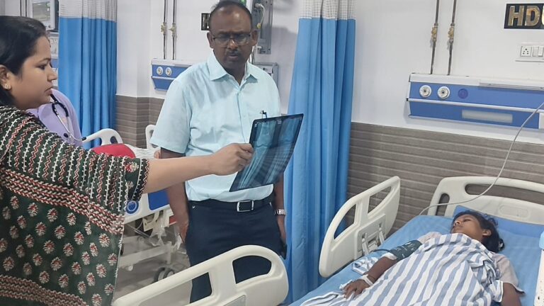 डीएम पहुंचे अस्पताल, गोलीकांड में घायल महिलाओं व बच्चियों का जाना हाल
