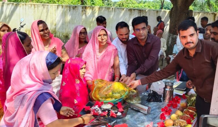 उरुवा ब्लॉक में मुख्य विकास अधिकारी का निरीक्षण व चौपाल, मिशन शक्ति के तहत महिलाओं को किया सम्मानित