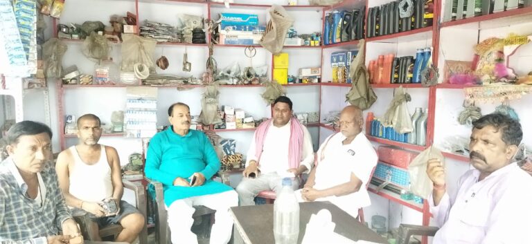 आगामी चुनाव को लेकर सपा कार्यकर्ताओं के साथ चर्चा